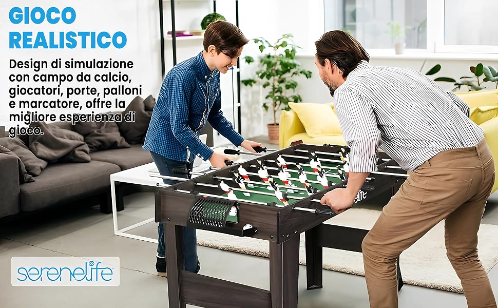 Biliardino dal design realistico, che simula il campo da calcio. Due persone che giocano al gioco da tavolo in un salotto