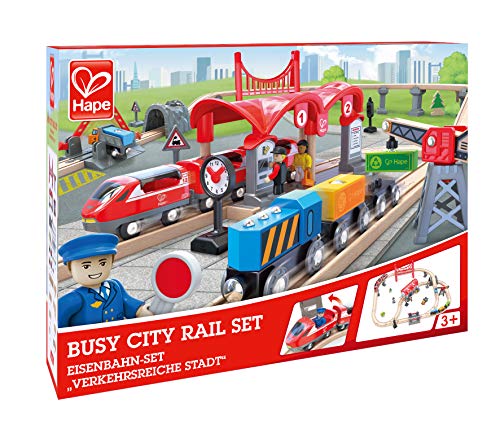 Hape Pista Città Trafficata   Oltre 50 pezzi con trenini a spinta, personaggi, gru e passaggio a livello compatibile per gioco ferroviario dai 3 anni in su : Giochi e giocattoli