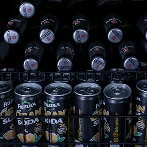 una rastrelliera di bottiglie di birra