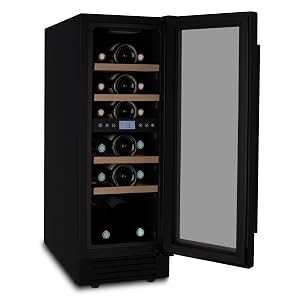 Raffreddatore per vino nero sottile con porta in vetro, che mostra più bottiglie su ripiani in legno e display digitale della temperatura