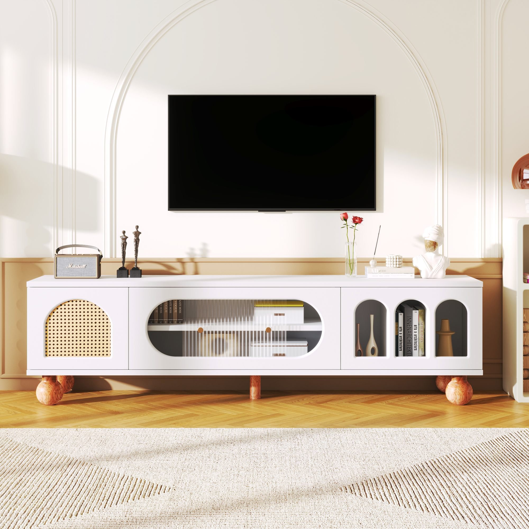 TV-Schrank mit Rattan-Optik, Glasschiebetüren, vergoldeten Griffen und Massivholzfüßen, Weiß und Holzfarbe