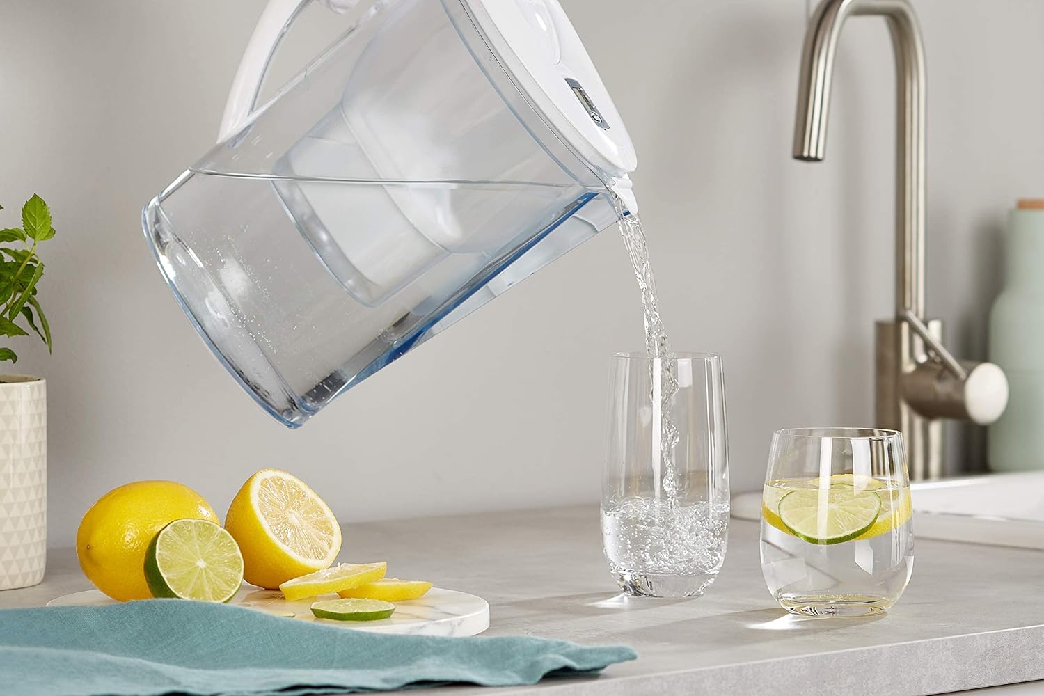 Amazon Basics Filtri per acqua, confezione da 12, adatto e compatibile con tutte le caraffe BRITA, incluse le caraffe PerfectFit e Amazon Basic