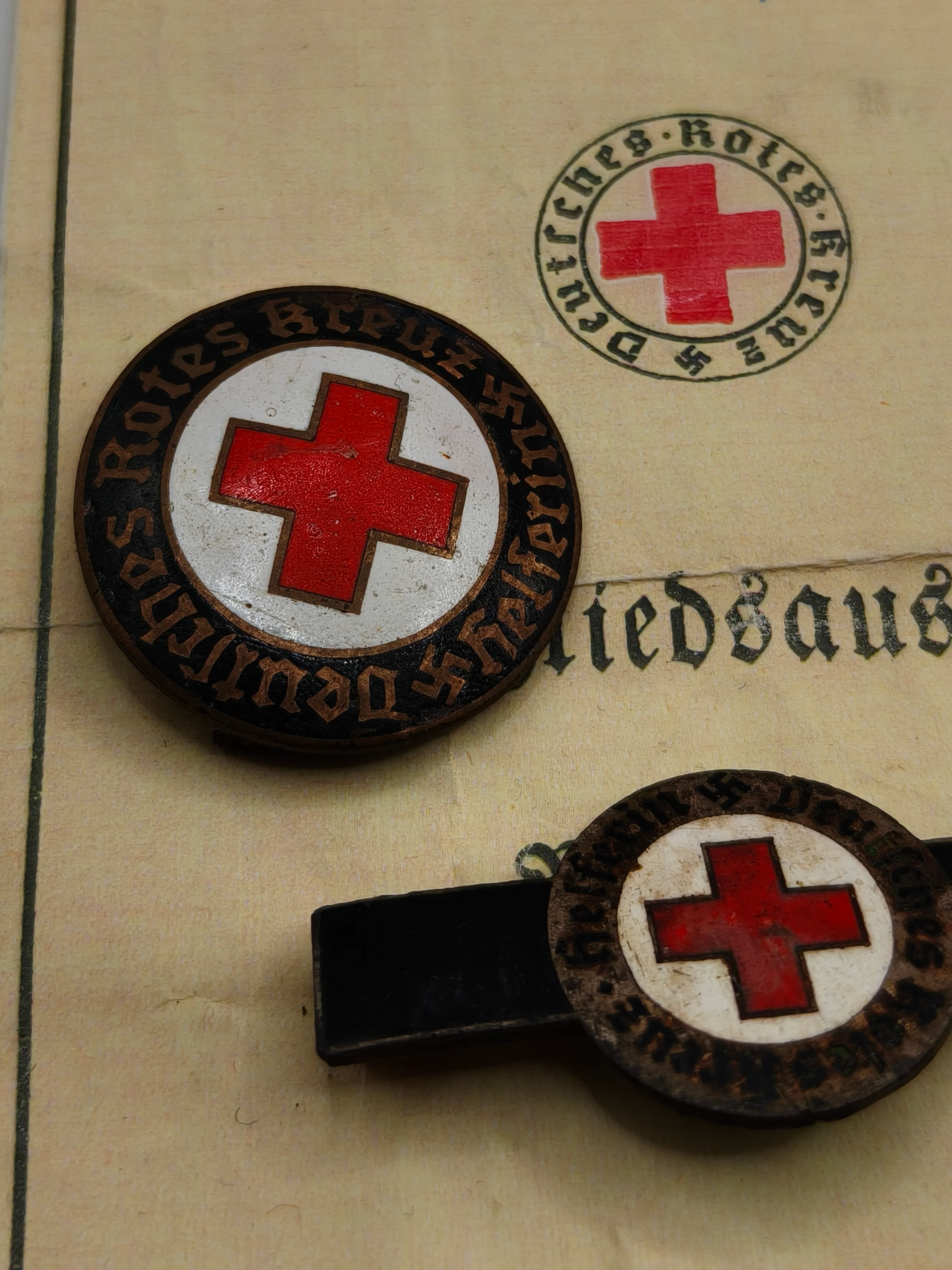 Carnet insignias Cruz Roja Alemana IIWW