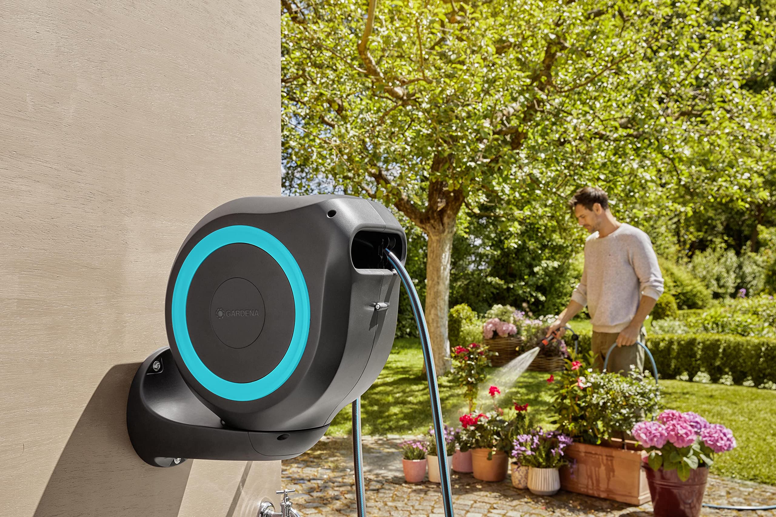 Gardena Cassetta Avvolgitubo da Parete RollUp M (turchese) 20 m: Irrigazione flessibile per giardini di medie dimensioni, tamburo orientabile con supporto a parete, accessori del sistema e pistola a spruzzo inclusi, tubo da 20 m (18610-20)