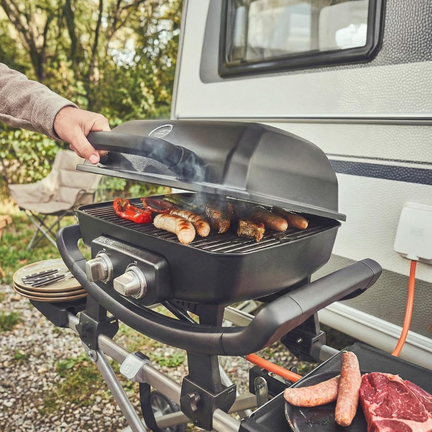 BURNHARD WAYNE 2-Brenner Balkongrill – Tragbarer Gasgrill mit 4,4 kW, 2 Grillzonen, bis 390 °C, Gusseisenroste & Abdeckhaube - Camper Edition