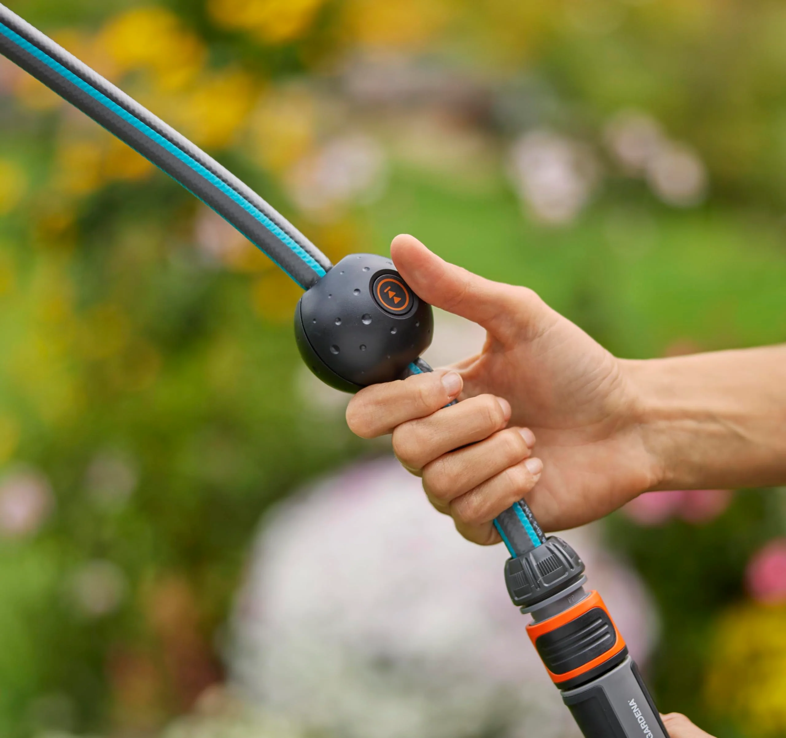 Gardena Avvolgitubo a parete a batteria PowerRoll XL Set pronto all’uso: Avvolgitubo automatico con 35 m di tubo da giardino, guida tubo e RollControll, set completo con batteria (18642-20)