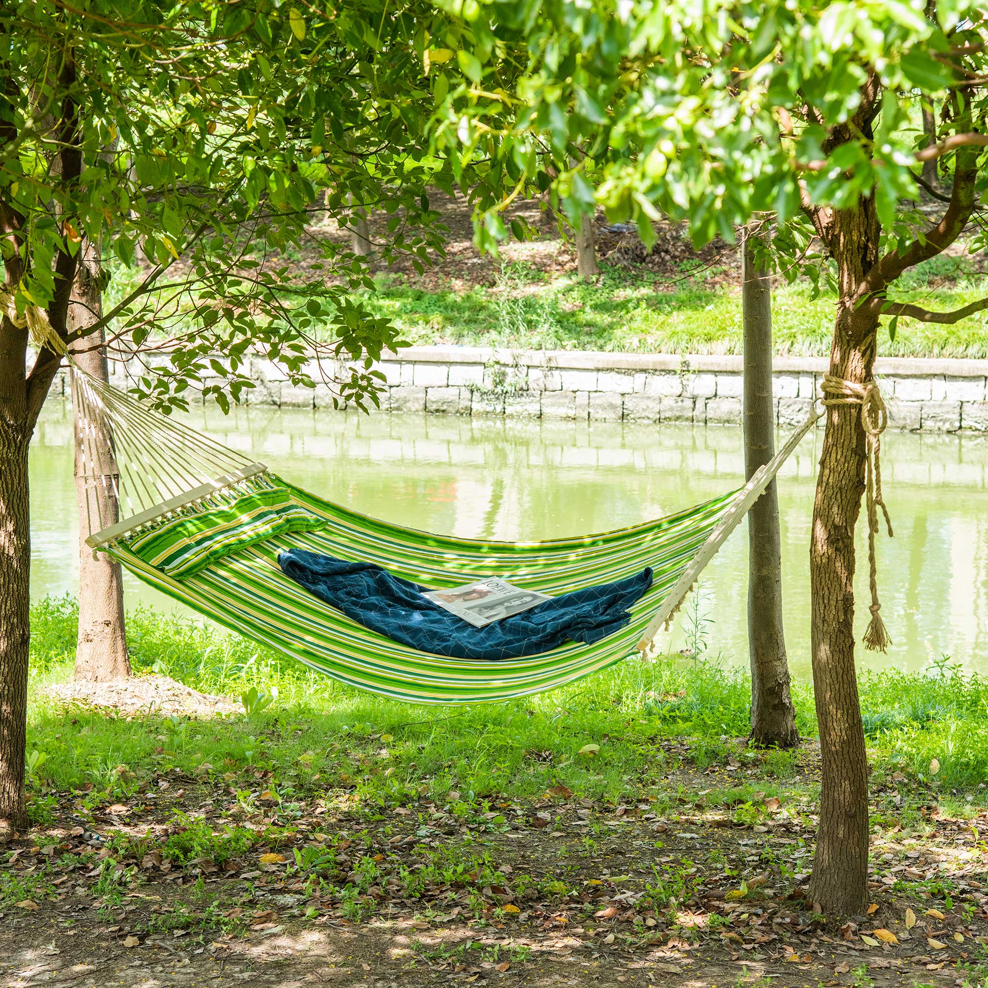 Outsunny Hängematte für 2 Personen mit Kissen Outdoor für Reisen Camping 240g/㎡ Baumwolle Belastbarkeit bis 180 kg Grün gestreift 188 x 140 cm