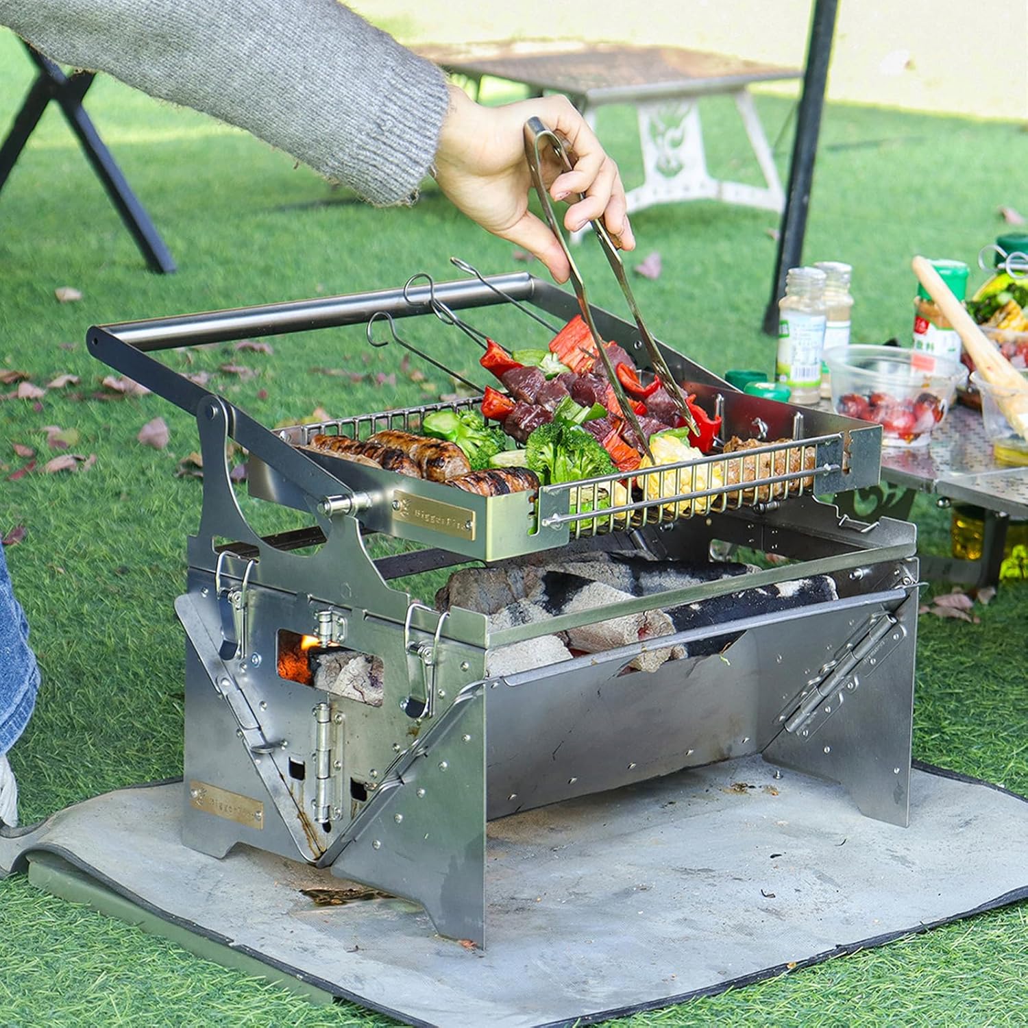 Barbecue portatile da campeggio a carbone con cestello ribaltabile, griglia per barbecue in acciaio inox, facile da smontare per patio esterno e cortile
