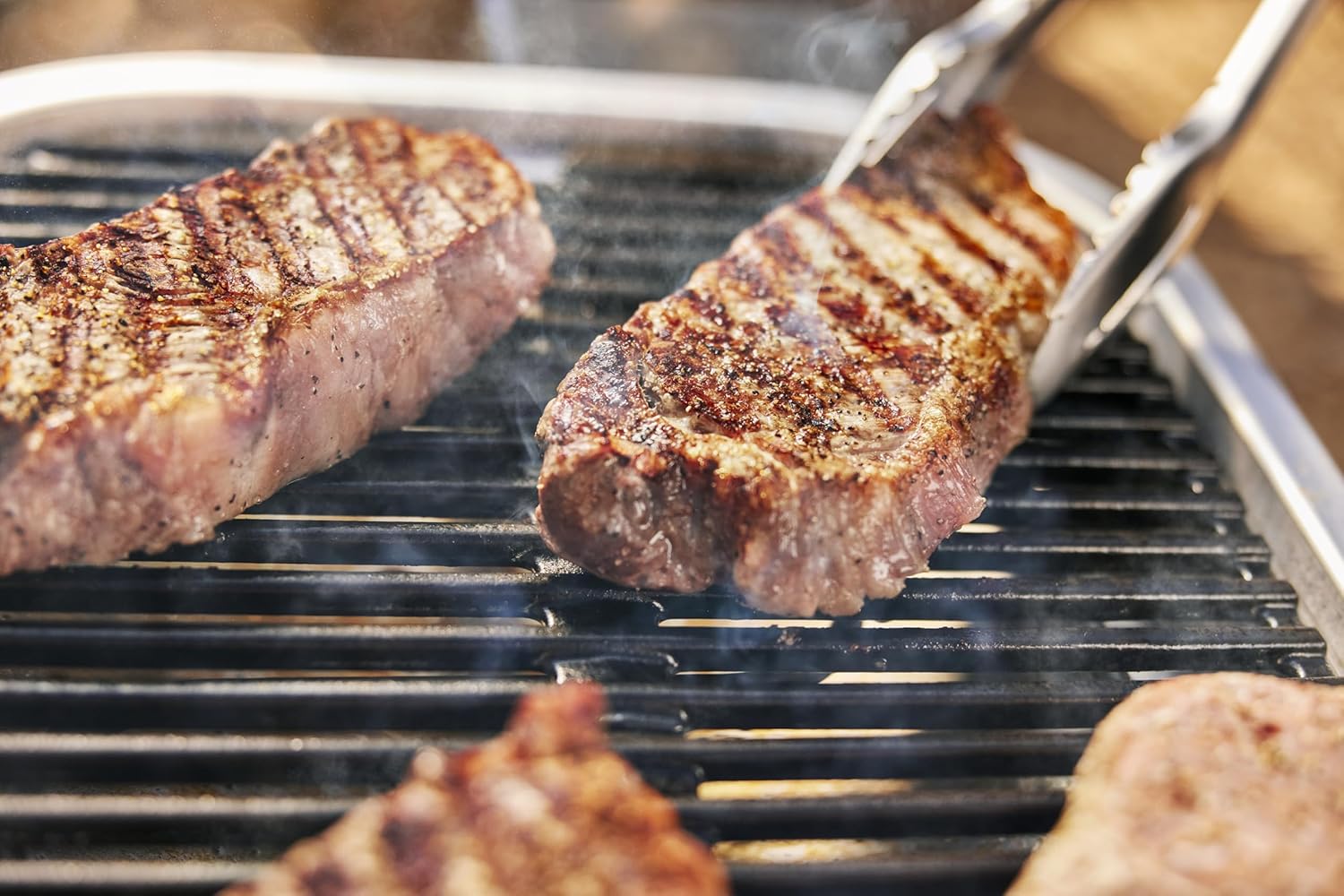 Weber Lumin Elektrogrill, Bis zu 315 °C, mit Deckelthermometer, Porzellanemaillierte Gusseisenroste, 33 x 49 cm Grillfläche, Schwarz (1502045)