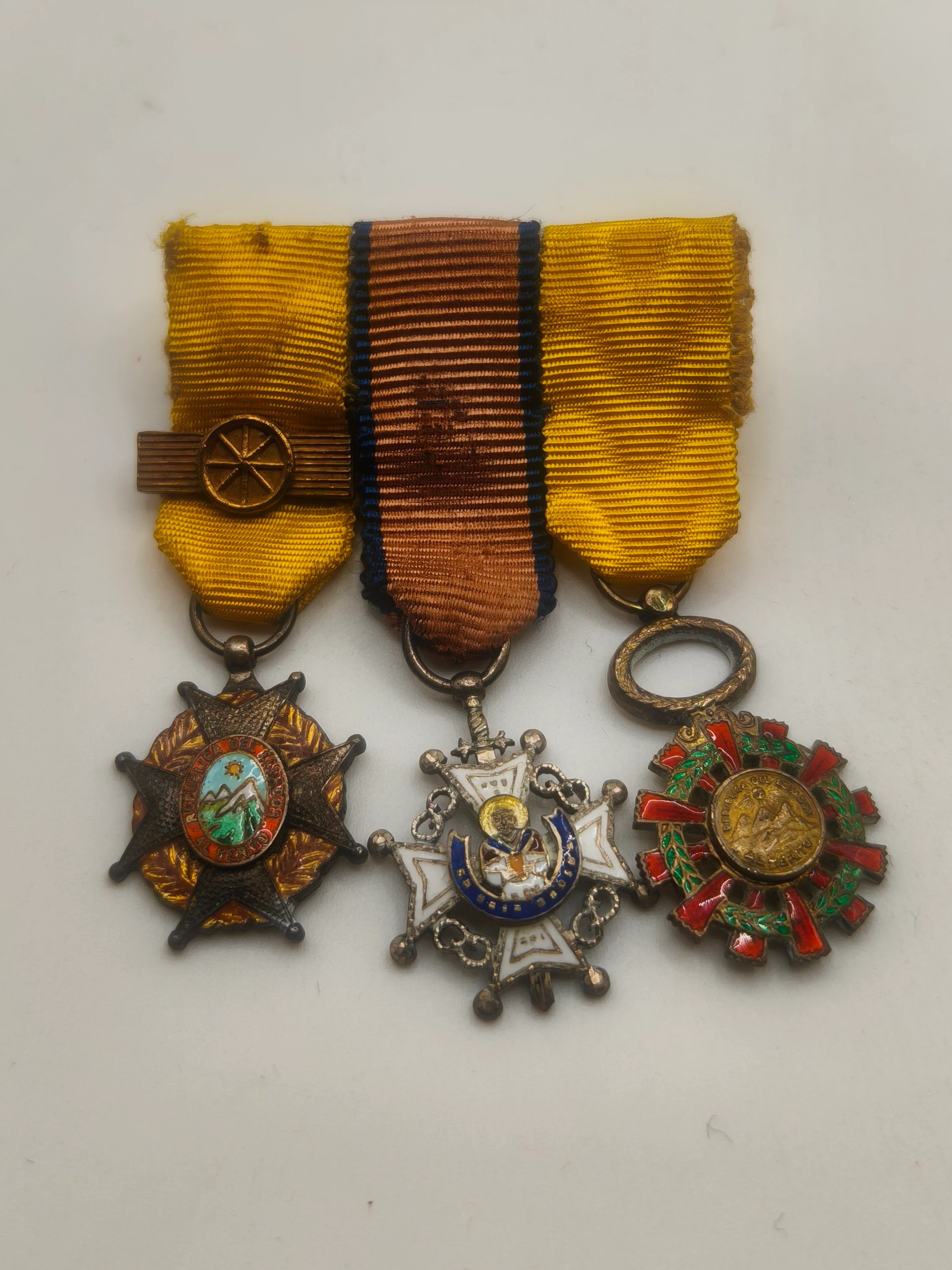 Pasador tres medallas miniatura Orden Ecuador, Espa?a .