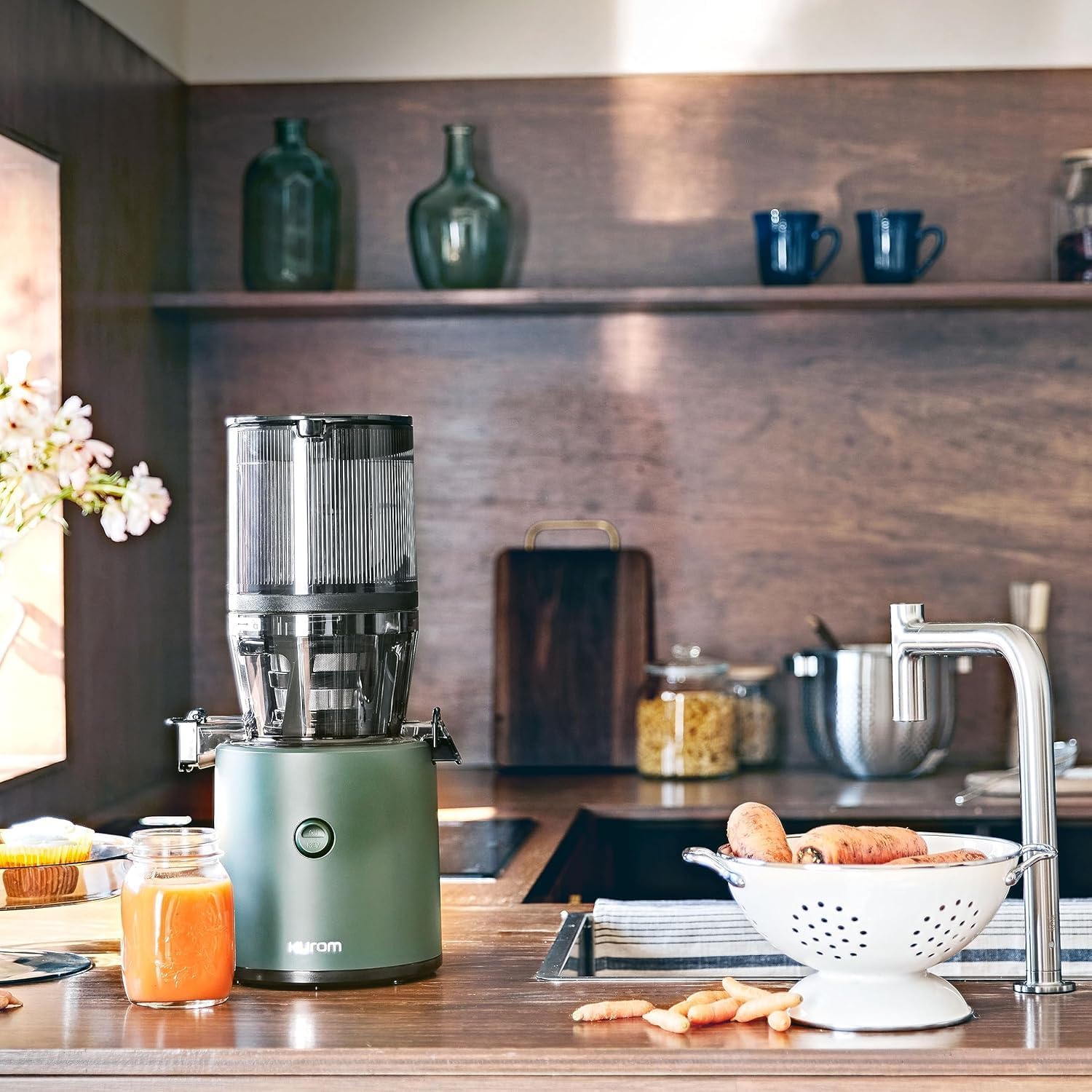 HUROM | Entsafter Gemüse und Obst | Slow Juicer | H320N | Elektrische Kaltpresse | Ruhiger Motor | Leicht zu Reinigen | mit groem Behlter und Siebfilter 2L | 200 Watt | BPA Frei | Schwarz