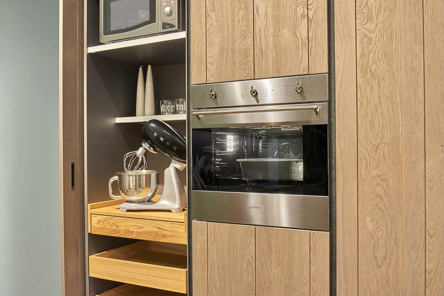 Smeg, SMF02PKEU Küchenmaschine, 10 Geschwindigkeitsstufen, Planetenrührwerk, Sicherheitsabschaltung, 2 Rührbesen, Kugelgriff aus Edelstahl, 800 W, Rose