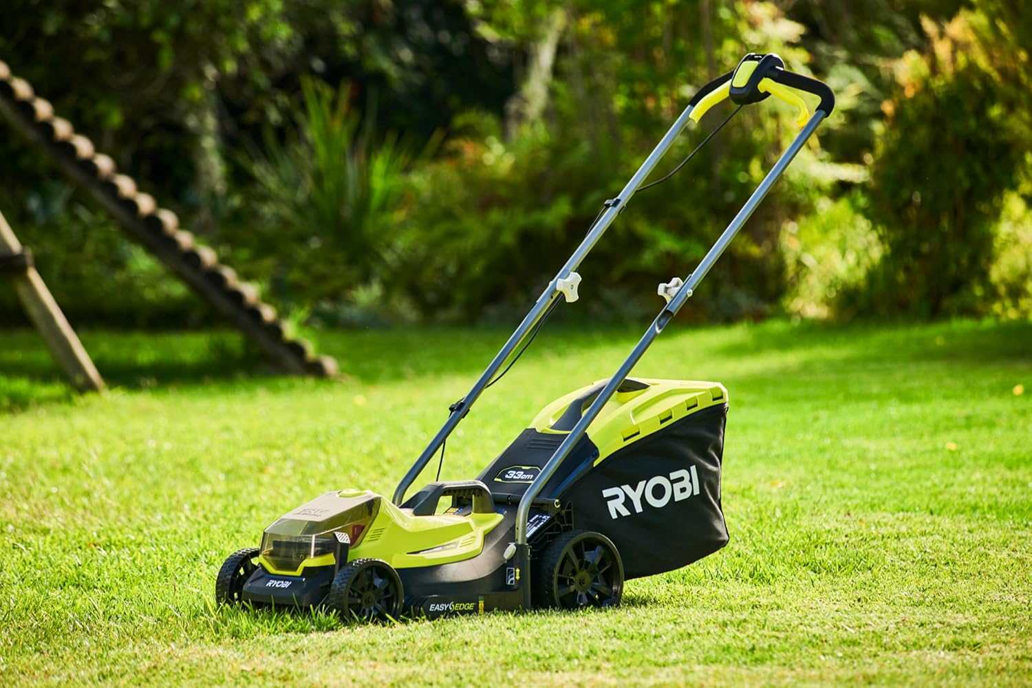RYOBI 18 V ONE+ Akku-Rasenmäher RLM18X33B40 – 33 cm Schnittbreite, inkl. 4,0 Ah Akku & Ladegerät, kompakt & leicht für kleine Rasenflächen