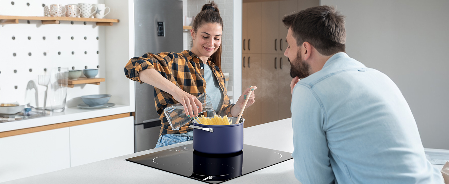 Scena in cucina con una donna che versa del liquido da una caraffa di vetro in una pentola su un piano cottura a induzione, mentre