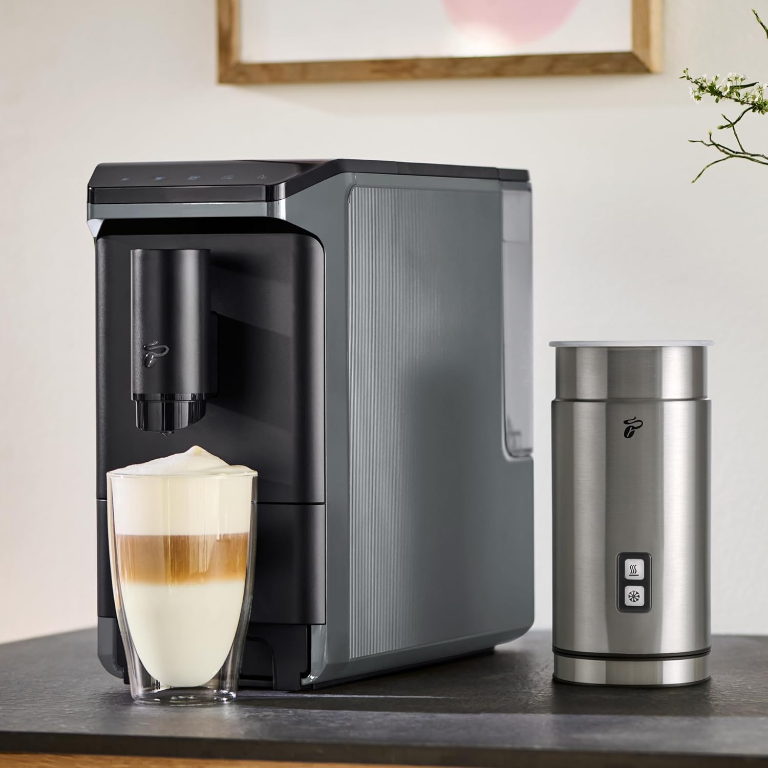 Tchibo Kaffeevollautomat Esperto mini für Caffè Crema und Espresso, nur 16cm breit, klein und kompakt, geeignet für jede Küche, Camping, Studentenapartment, Grau - INKLUSIVE Kaffeeprobierset GRATIS