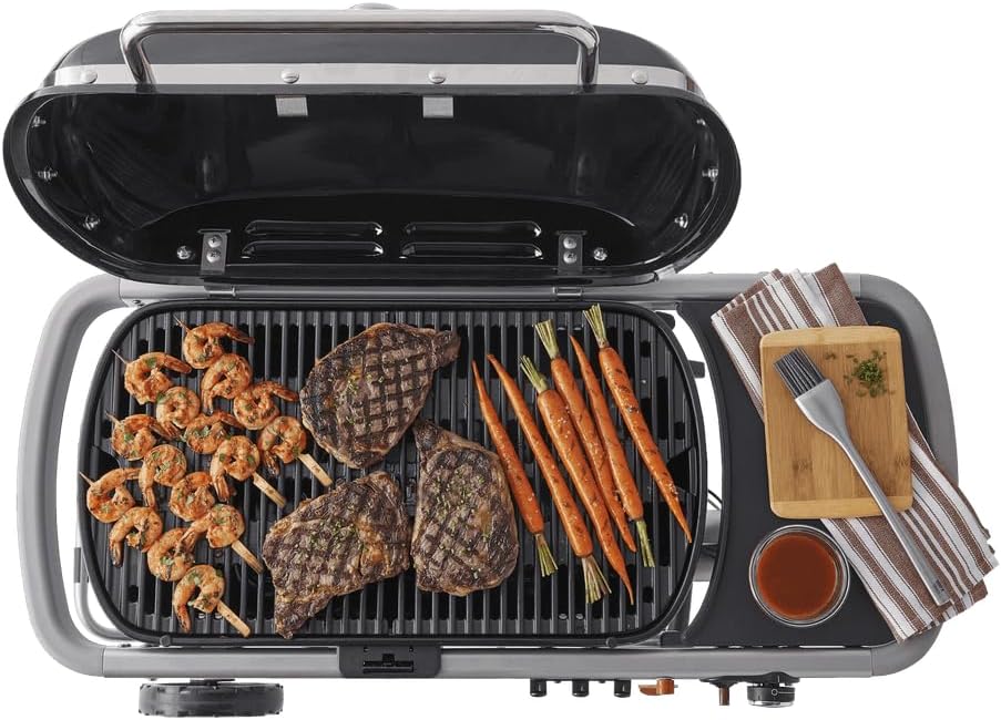 Weber Traveler Gasgrill/Klappbarer tragbarer Gasgrill mit Rädern, automatischer Deckelverriegelung und integriertem Thermometer, 1 Brenner, 111 cm Breite, 2065 cm² Grillfläche, schwarz