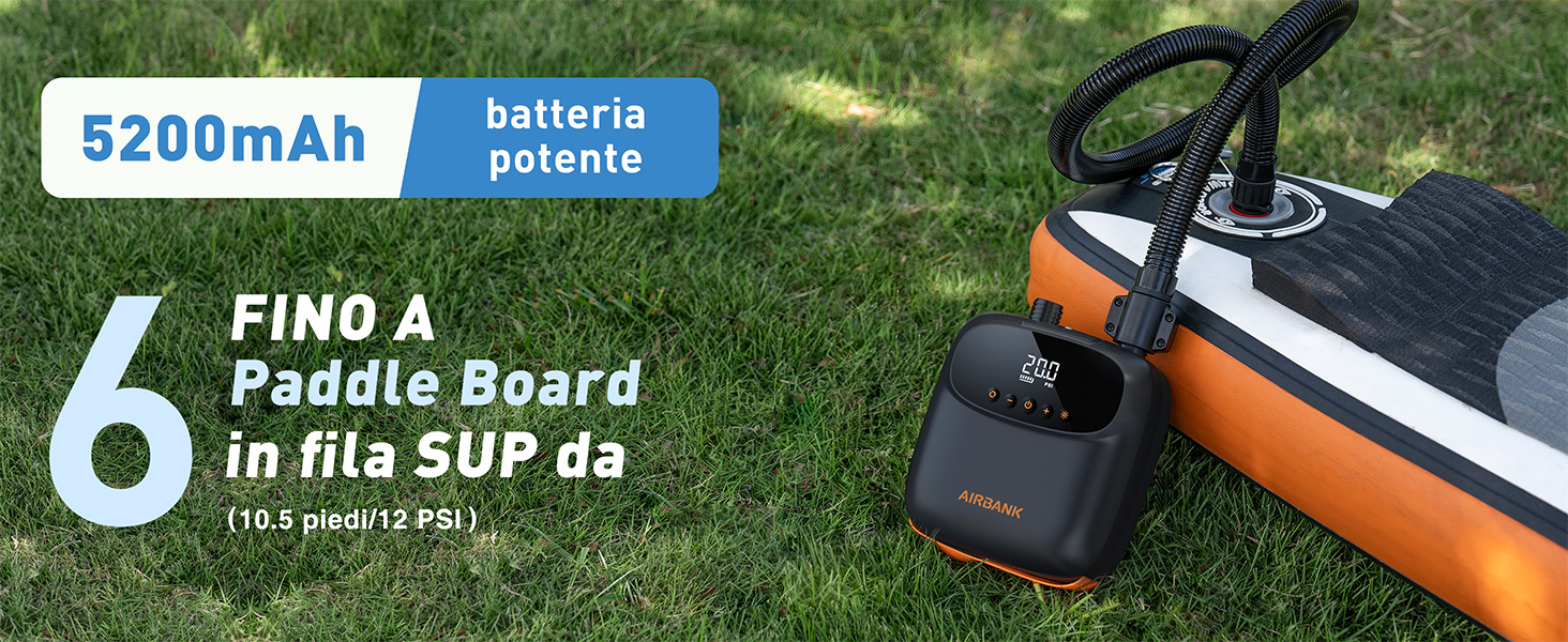 Batteria portatile con capacità di 5200 mAh, mostrata mentre alimenta l'attrezzatura per il gonfiaggio della tavola da paddle board sull'erba. Presenta un design arancione e nero