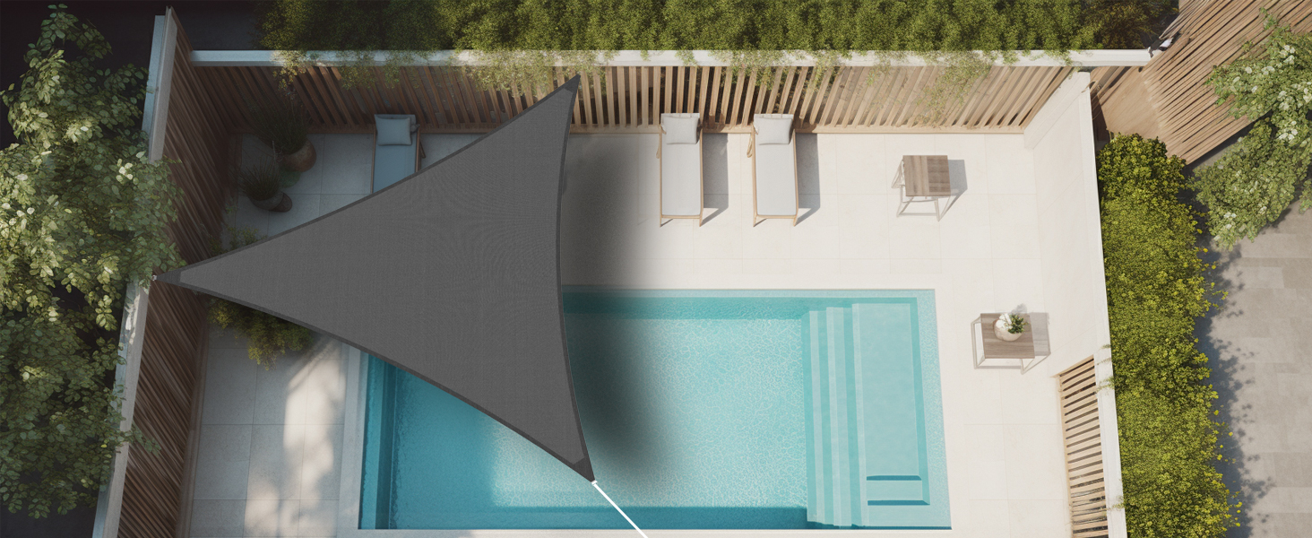 Veduta aerea di uno spazio esterno con una vela triangolare grigia installata sopra un'area piscina con elementi architettonici bianchi
