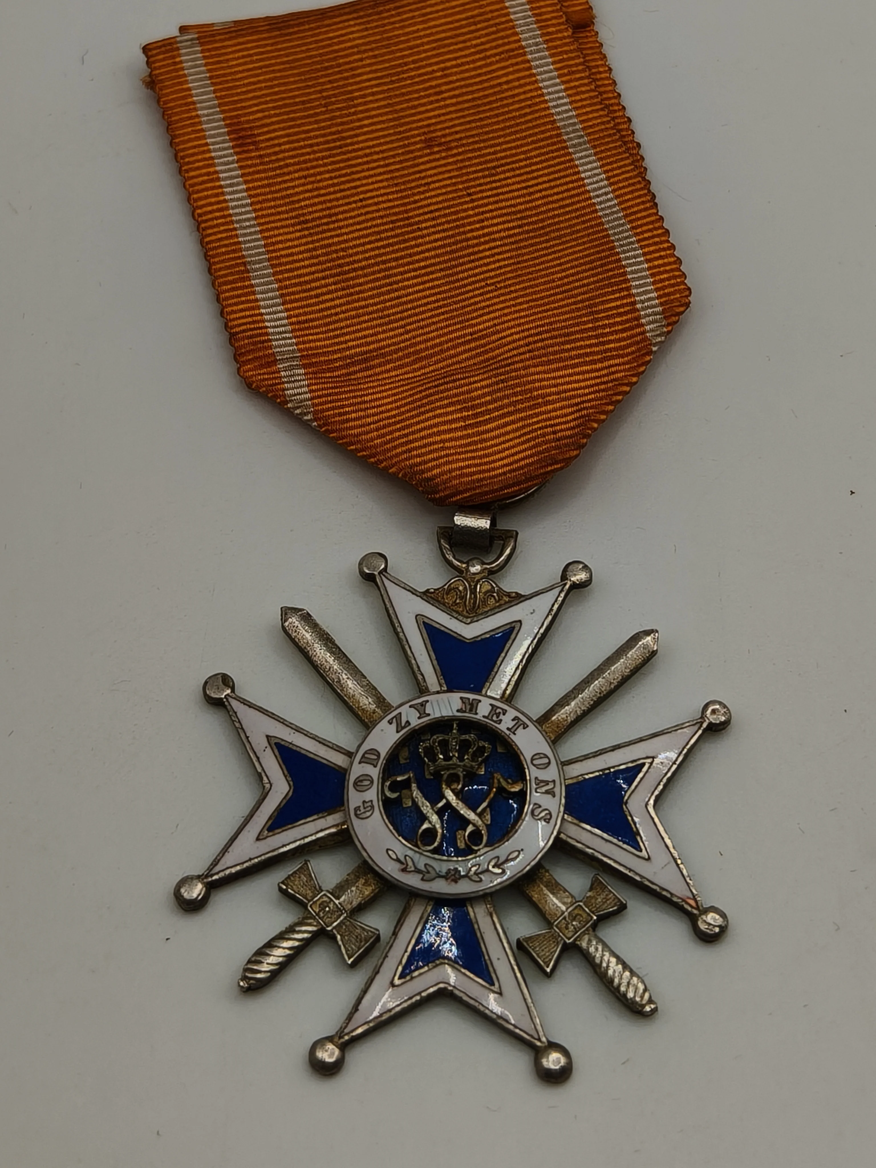 Medalla de la Orden de Orange con espadas. Modelo portugu��s.