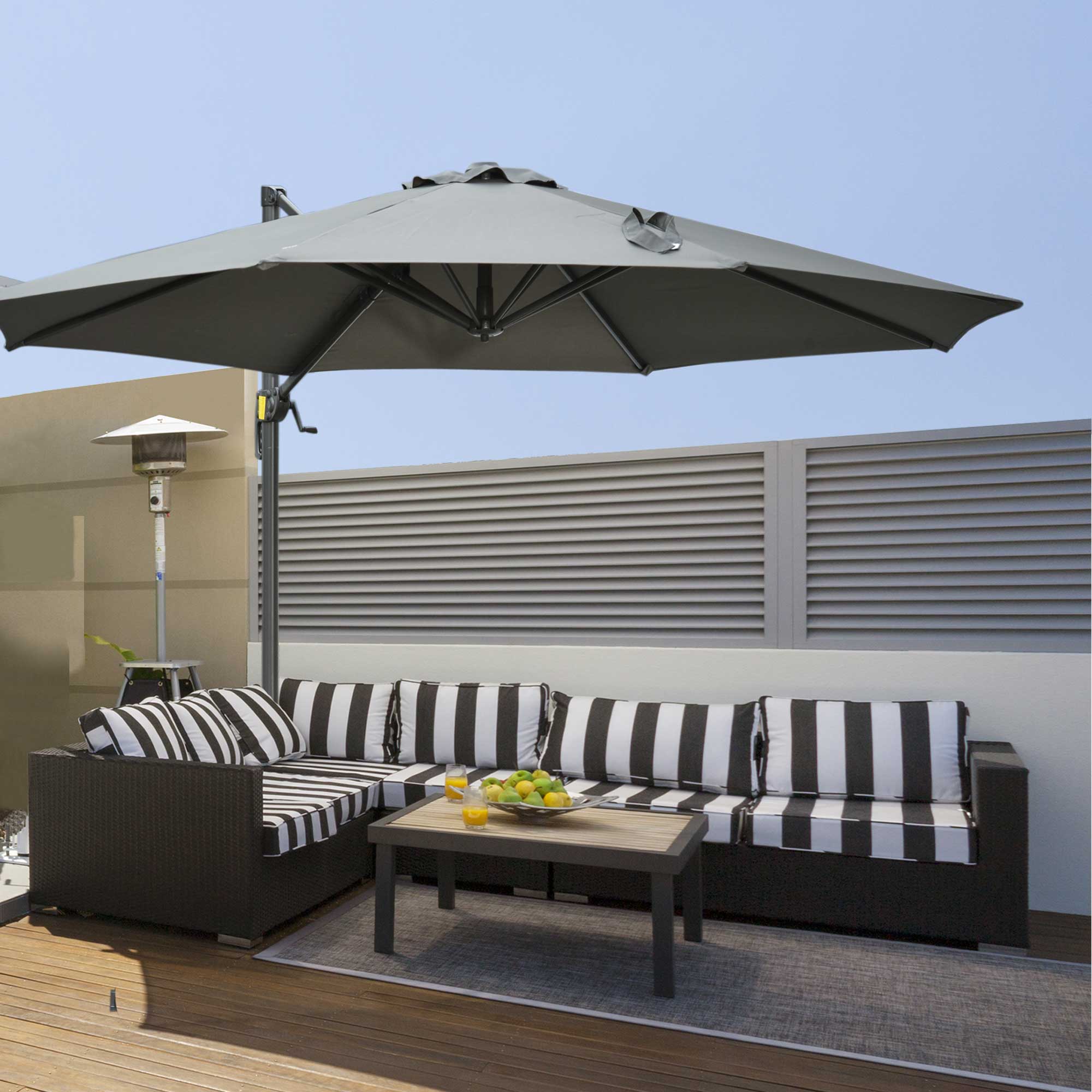 Outsunny Sonnenschirm mit Schwenkarm, neigbarer achteckiger Sonnenschirm, 360° drehbar, mit Kreuzfuß, 8 Streben, Kurbel, Aluminiumrahmen, Epoxidstahl, Ø 3 x 2,5H m, Dunkelgrau