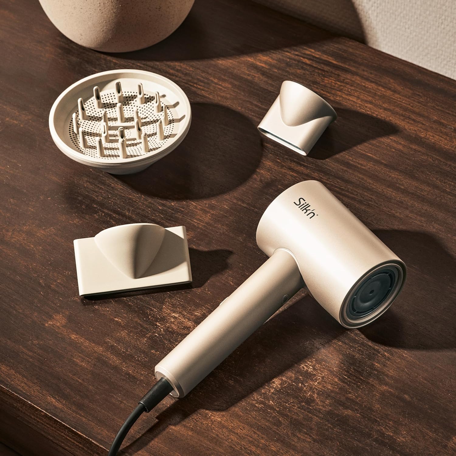 Silk'n Haartrockner I SilkyAir Pro HDB003 I Premium Föhn mit bürstenlosem Motor und Wasser-Ionen-Technologie I 3 Aufsätzen, hitzebeständiger Matte und Reiseetui, 1600 W, Champagner