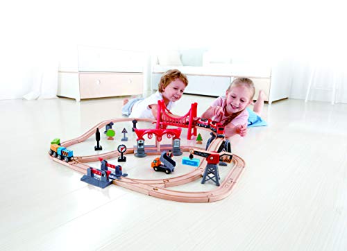 Hape Pista Città Trafficata   Oltre 50 pezzi con trenini a spinta, personaggi, gru e passaggio a livello compatibile per gioco ferroviario dai 3 anni in su : Giochi e giocattoli