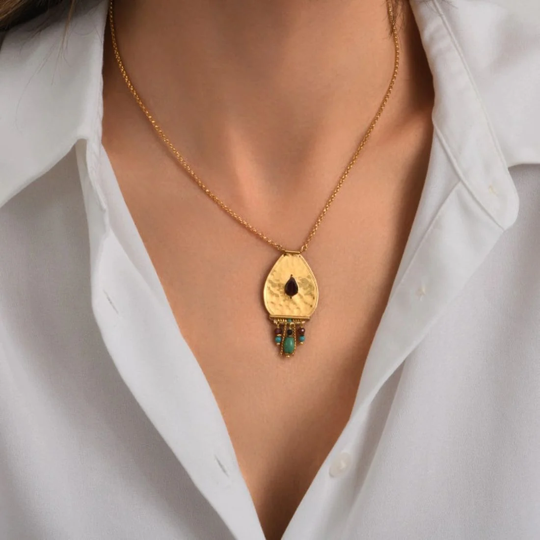 Collana con pendente a goccia Satellite dorata con pietre semipreziose multicolor DAK47/MU