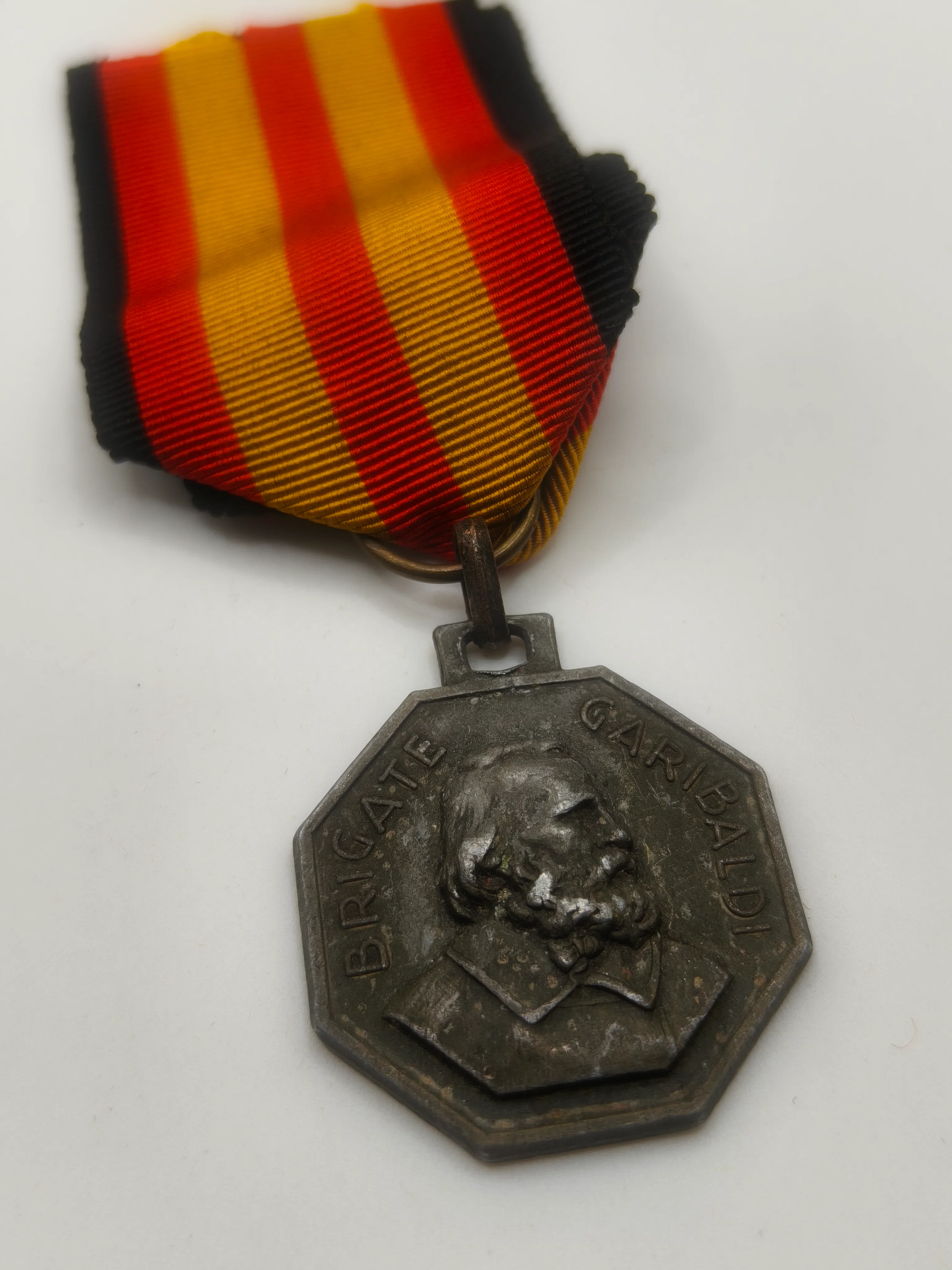 Medalla Divisi��n Garibaldi con cinta guerra de Espa?a