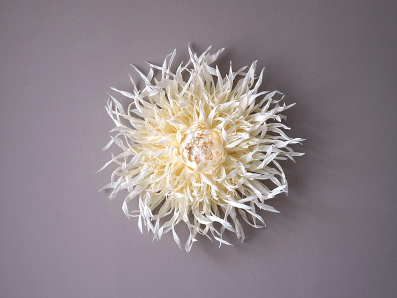 Decoraciones de pared gigantes de papel crepé con forma de dalia para una boda bohemia.