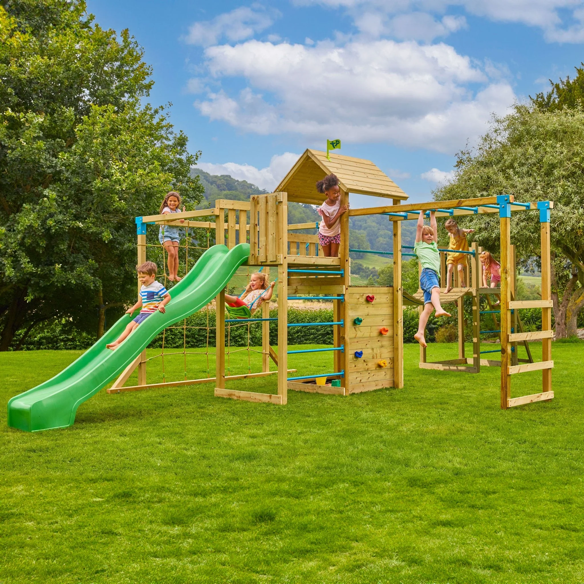TP Skywood Klimtoren van Hout met Super Wave Glijbaan, Sky Deck, Aap Bars, Skyline met Rapide Schommelstoel en Extra Speeltoren - FSC? Gecertificeerd