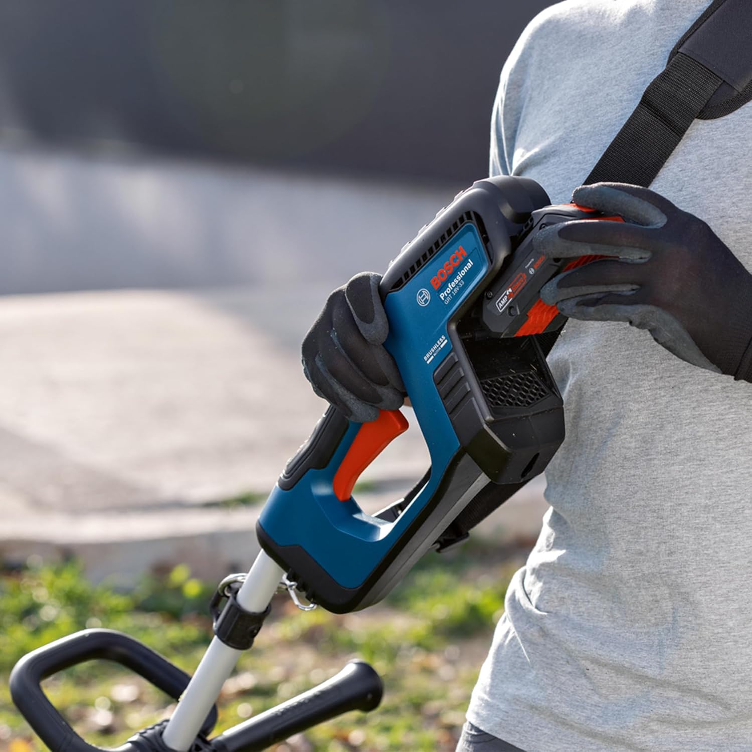 Bosch Professional 18V System Akku-Rasentrimmer GRT 18V-33 (bürstenloser Motor, Schnittkreisdurchmesser von 33 cm, inkl. 1x Schultergurt, 1x Fadenspuleneinheit)