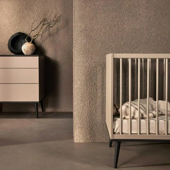 2025 Lettino per bambini Quax Flow Collection – Grigio e Nero | Regolabile in 3 altezze | Certificato FSC | Include rete a doghe, senza materasso