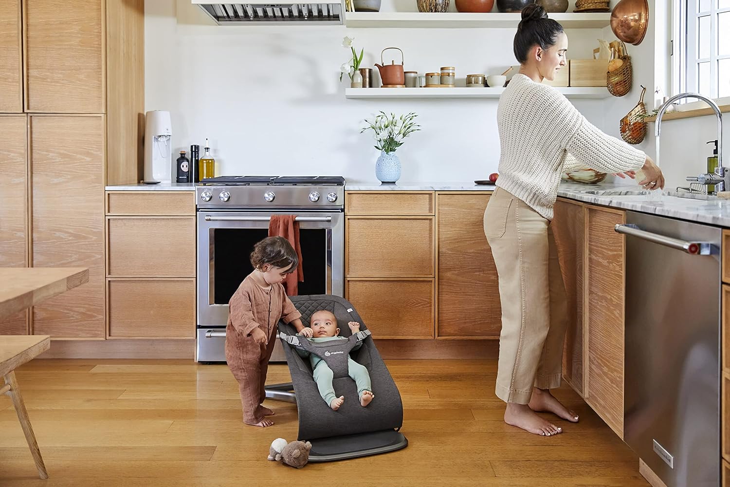 Ergobaby 3-in-1 Evolve Bouncer, Ergonomische Babywippe für Neugeborene ab Geburt bis zum Kleinkind, Babyschaukel mit Neugeboreneneinsatz (2,5 kg - 13,2 kg), Cream