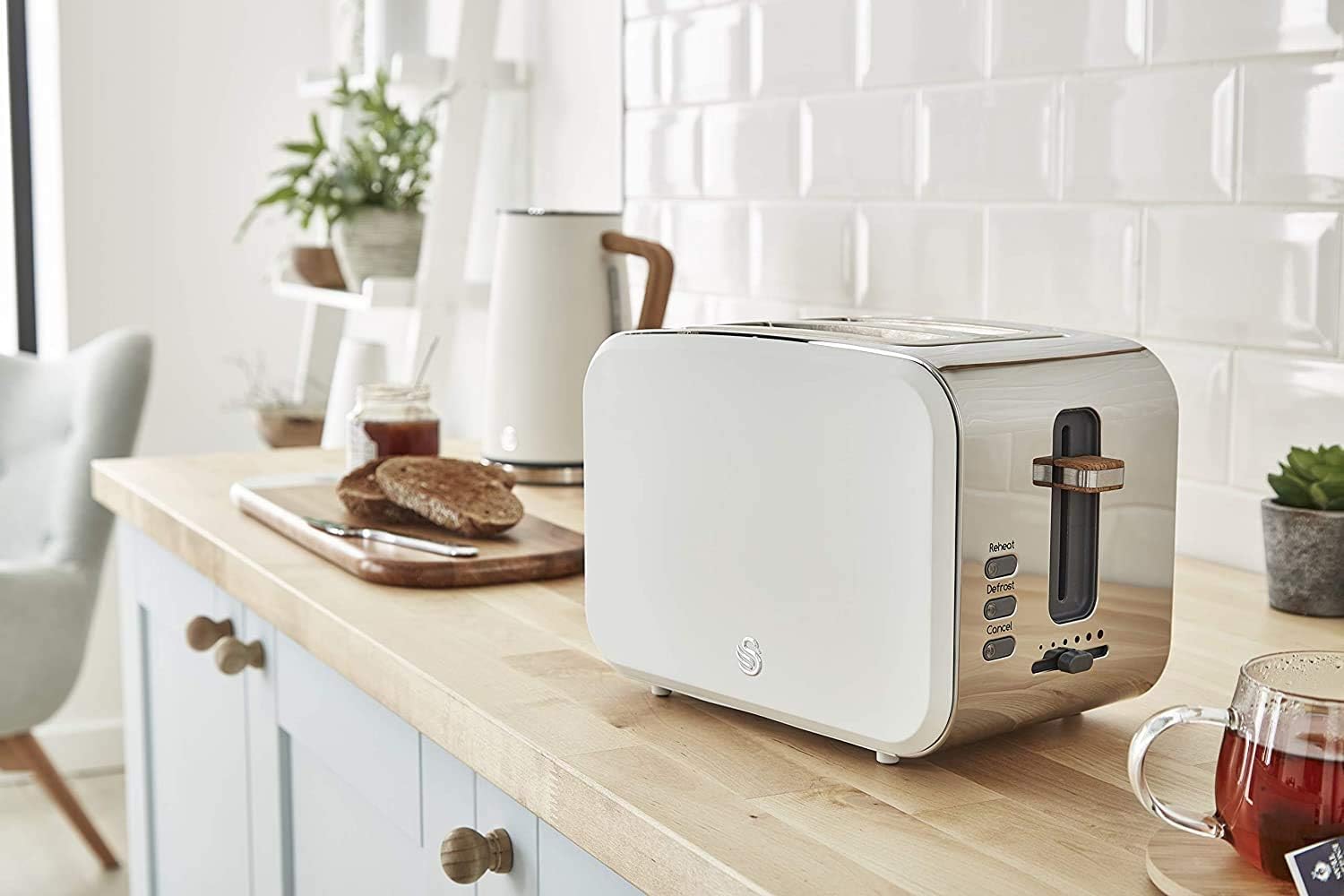 Swan Nordic 20 L digitaler Mikrowellenherd, 6 Leistungsstufen, 800 W Leistung, 30-Minuten-Timer, einfache Reinigung, Abtaumodus, modernes Design, Griff in Holzoptik, mattwei