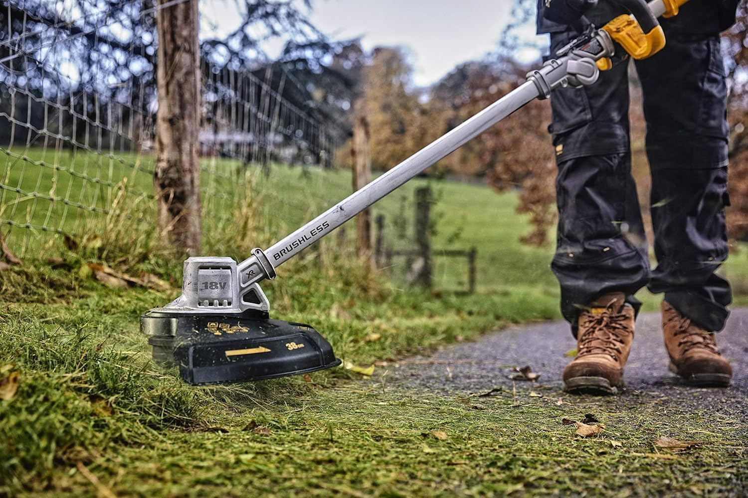 DEWALT DCMST561N-XJ Rasentrimmer (18 Volt, 36cm Schnittbreite, bürstenloser Motor, automatische Fadenverlängerung, für große Flächen, Lieferung ohne Akku und Ladegerät)