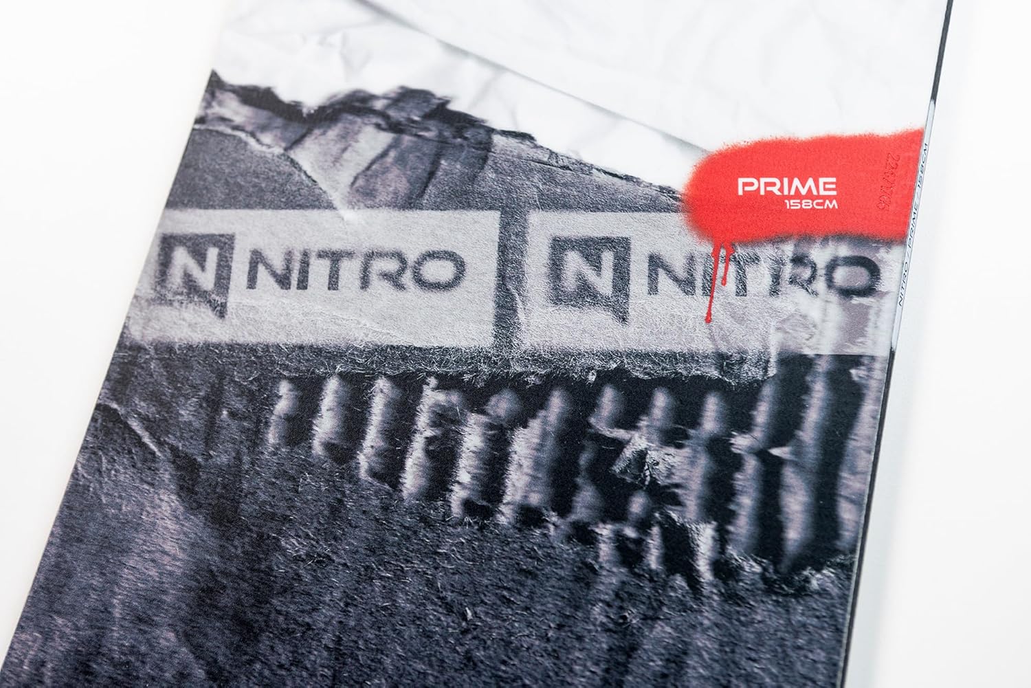 Nitro Snowboards Herren Prime RAW Board, Allmountainboard, Directional, Flat-Out Rocker, All-Terrain, Mid-Wide & Wide für Große Füße