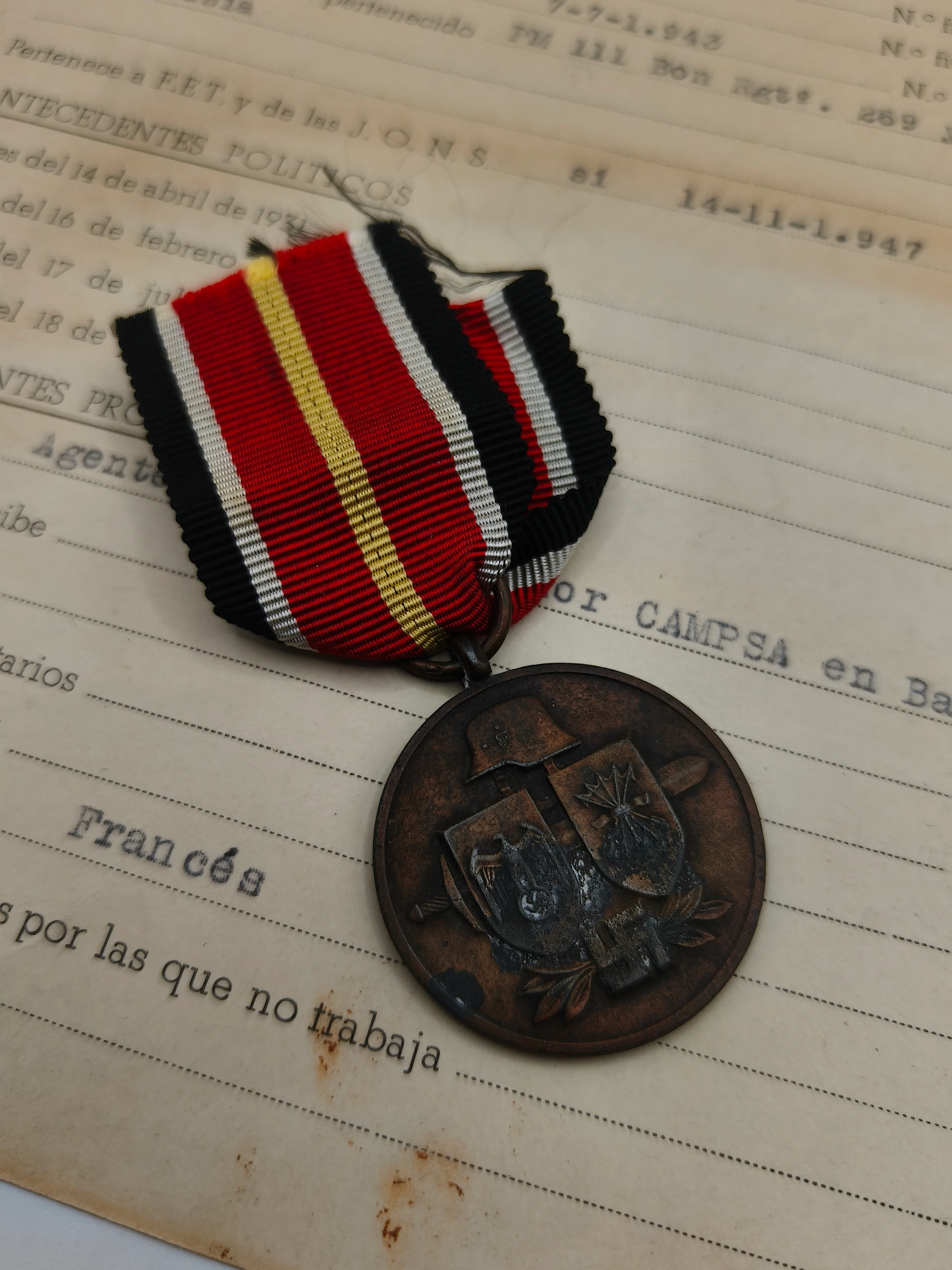 Medalla anti bolchevique con documento divisi��n azul. IIWW