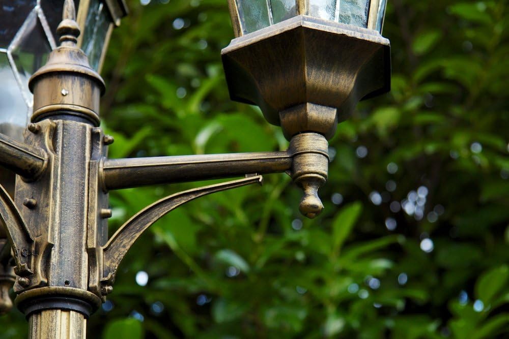 HOFSTEIN Kandelaber Hongkong, Außenwegeleuchte aus Metall/Glas in Braun/Goldfarben/Klar, Wegebeleuchtung 270 cm, 3 x E27, IP44, Wegeleuchte im Retro/Vintage-Design für Garten, Außenbereich, Hof