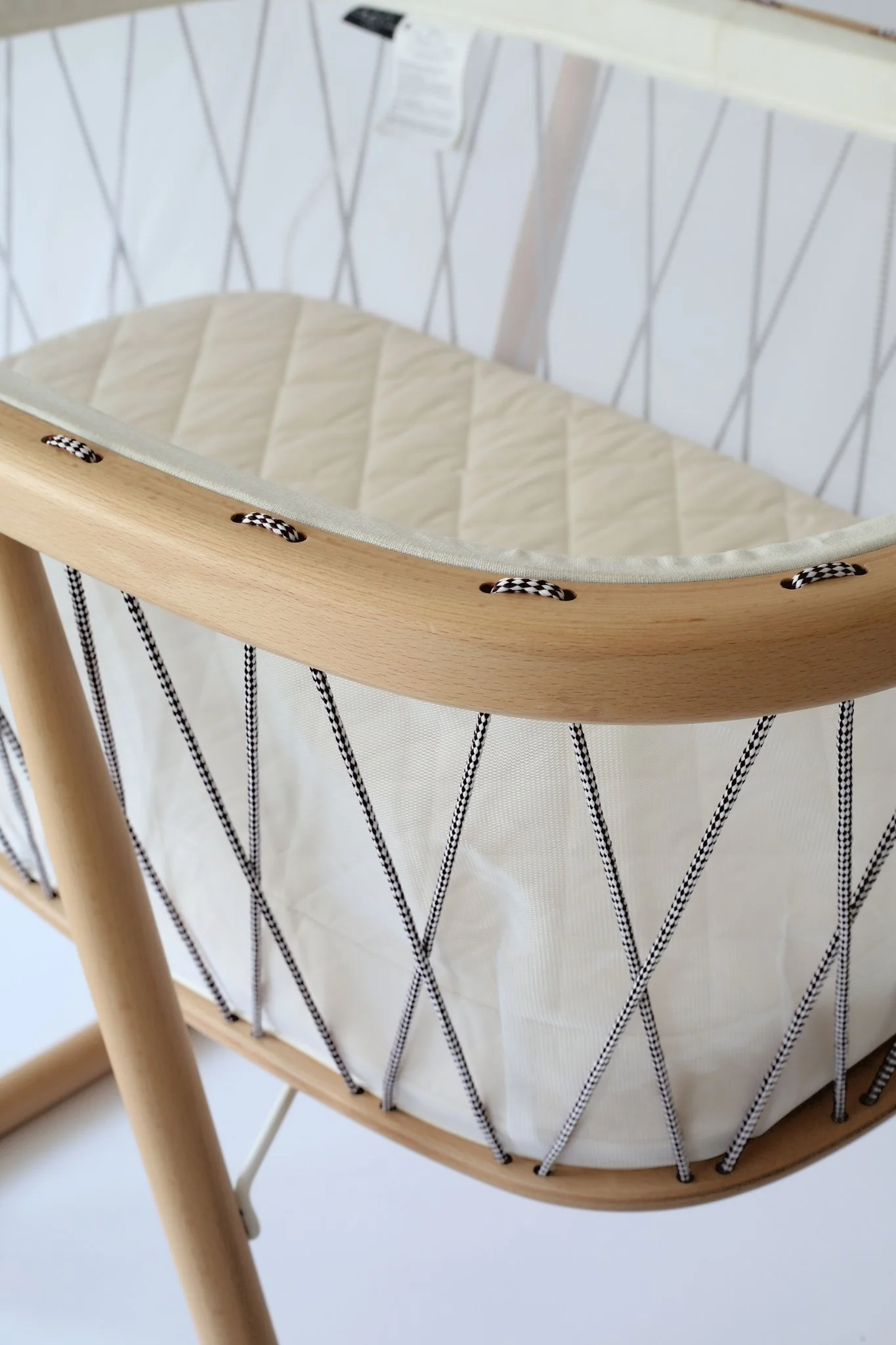 2025 Charlie Crane Wiege KUMI �C Transparante baby cocon met zachte schommelmechaniek | Afmetingen 81x56x72 cm | Inclusief schuimmatras | Personaliseerbare veters | Modern, minimalistisch design