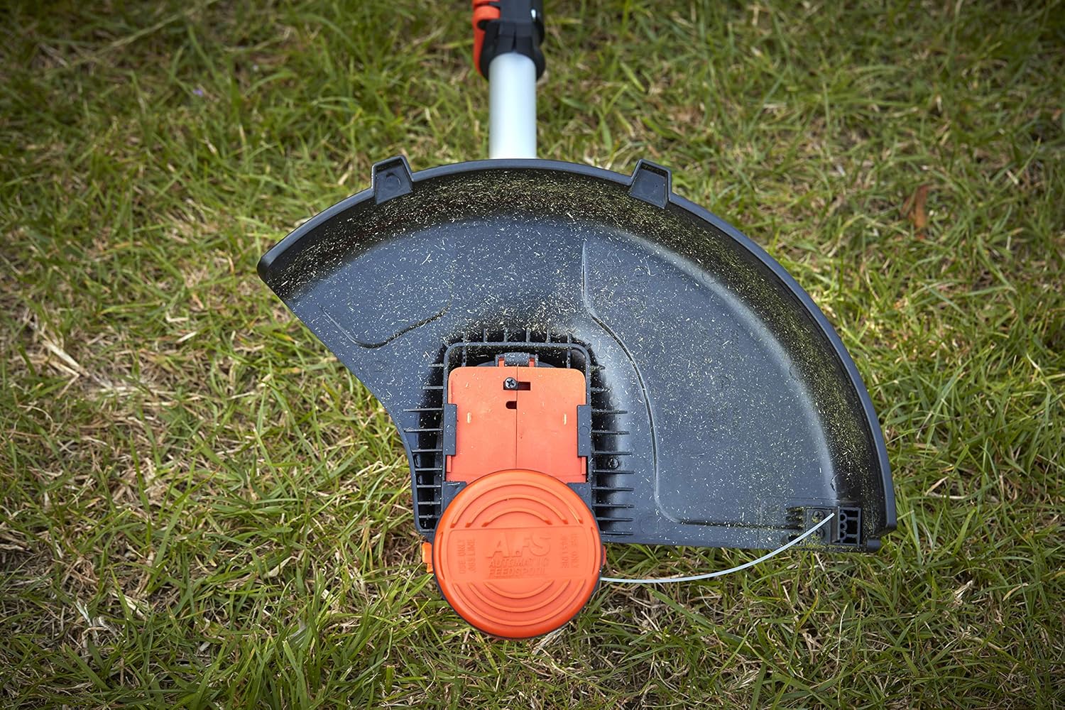 BLACK+DECKER Rasentrimmer mit Akku und Ladegerät - Freischneider - Rasenkantenschneider 36V 2,5Ah, Schnittbreite 33 cm, kohlebürstenloser Motor, mit Fadenverlängerung, Variable Drehzahl BCSTA536L1