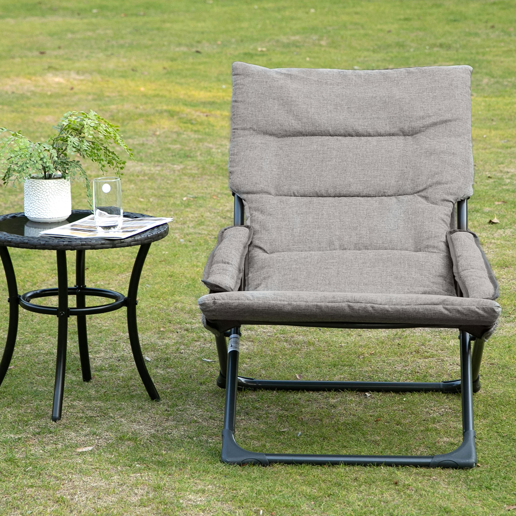 Outsunny Gartenstuhl aus Metall Klappstuhl mit Auflage abnehmbar wetterfest klappbar Campingstuhl Liegestuhl 120kg Belastbarkeit Sitzmöbel für Garten Terrasse Balkon 66B x 94T x 79H cm Grau