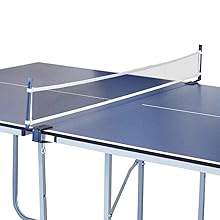 una rete da ping pong con base bianca.