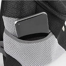 Primo piano di una tasca a zaino in rete nera e grigia, con un dispositivo rettangolare scuro (possibilmente uno smartphone) parzialmente inserito