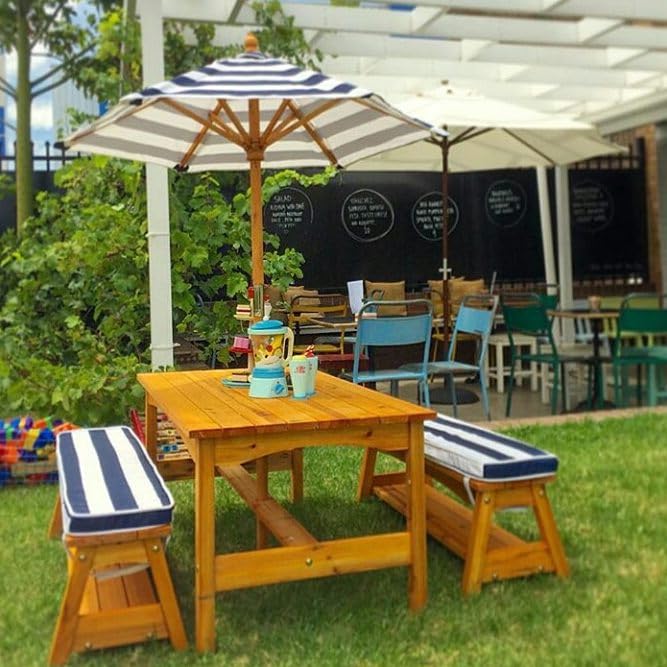 KidKraft Set tavolo e panchine in legno per bambini con cuscini e ombrellone, mobili per giardino e per esterno, Strisce blu navy e bianche, 00106 : Giardino e giardinaggio
