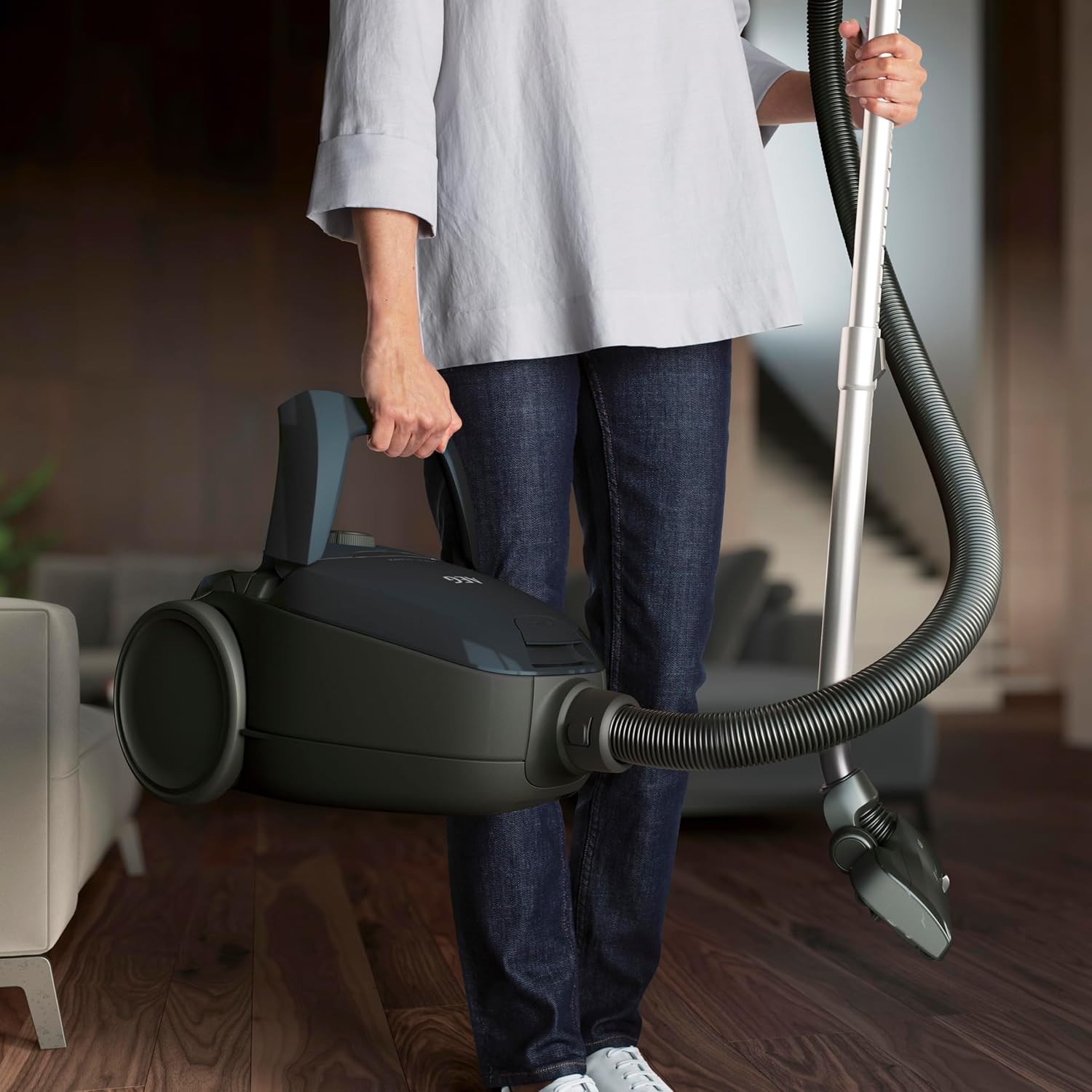 AEG VX82-1-KO Staubsauger / 75% Recyclingmaterial / autom. Saugkraftregulierung / extrem leise auch auf Teppich / Aufnahme von groen + kleinsten Partikeln / langes Kabel / 600W / schwarz