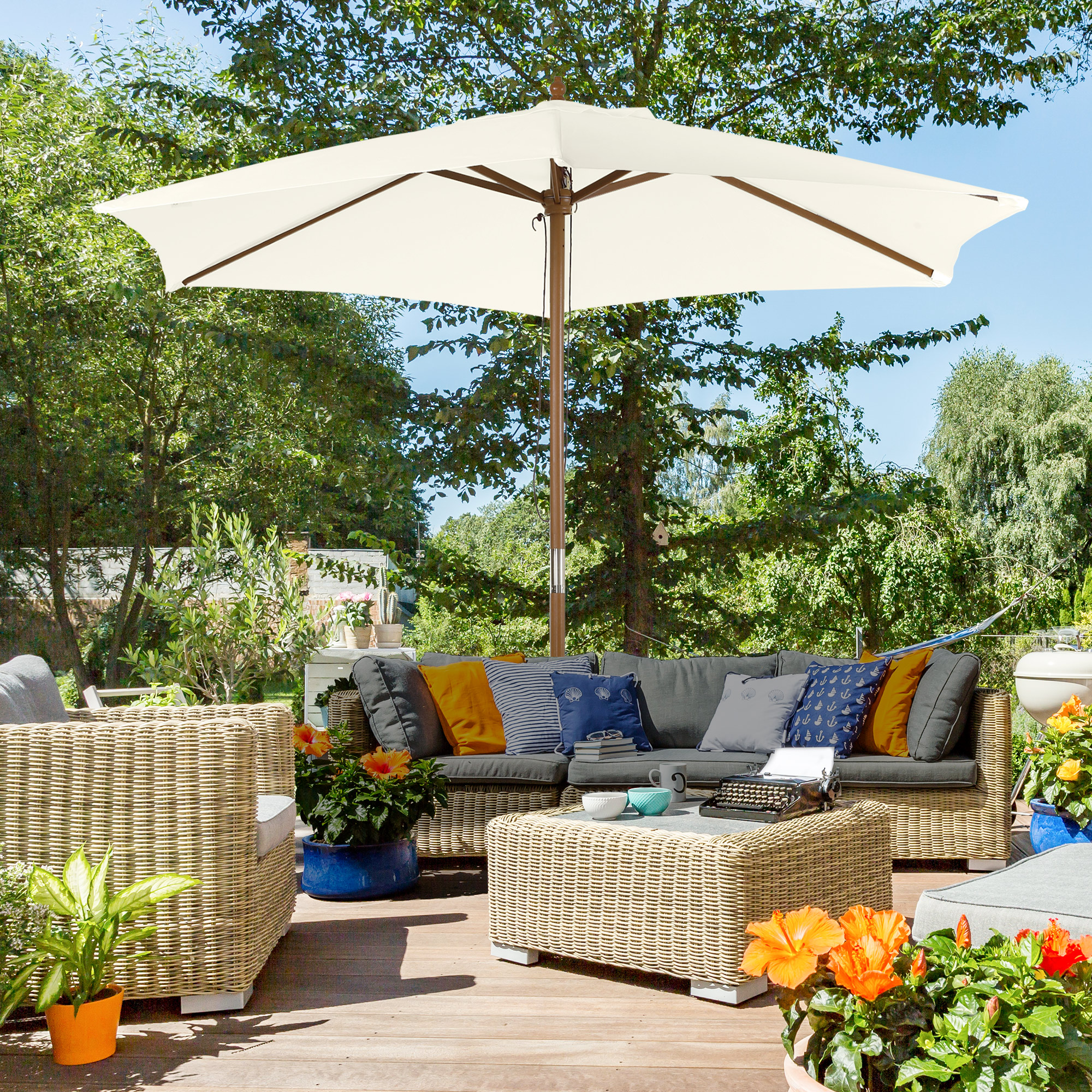Outsunny Sonnenschirm Ø 250 cm, Sonnenschirm mit Seilzugmechanismus Balkonschirm Strandschirm aus Bambus windfest Marktschirm Sonnenschutz für Balkon Terrasse Garten, Weiß