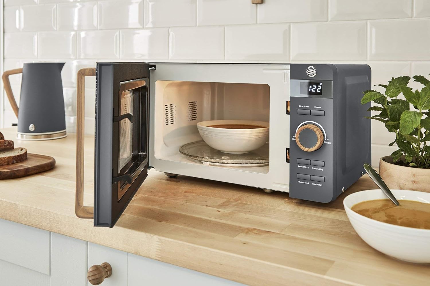 Swan Nordic 20 L digitaler Mikrowellenherd, 6 Leistungsstufen, 800 W Leistung, 30-Minuten-Timer, einfache Reinigung, Abtaumodus, modernes Design, Griff in Holzoptik, mattwei