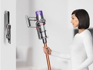 Dyson Cyclone V10 posizionato nella stazione di ricarica a parete.