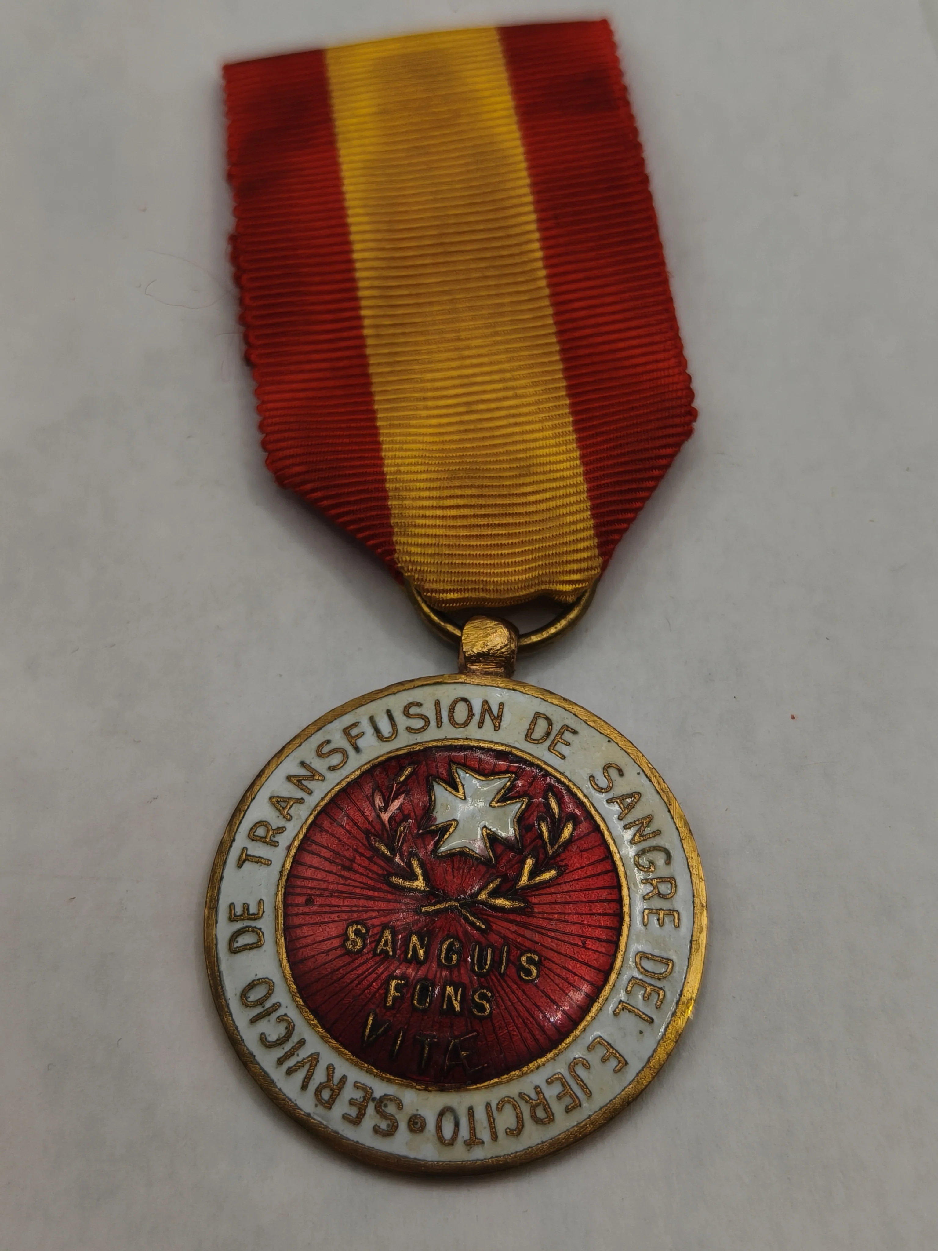 Medalla Cruz Roja ��poca de Franco. Espa?a. Nombre grabado en el reverso