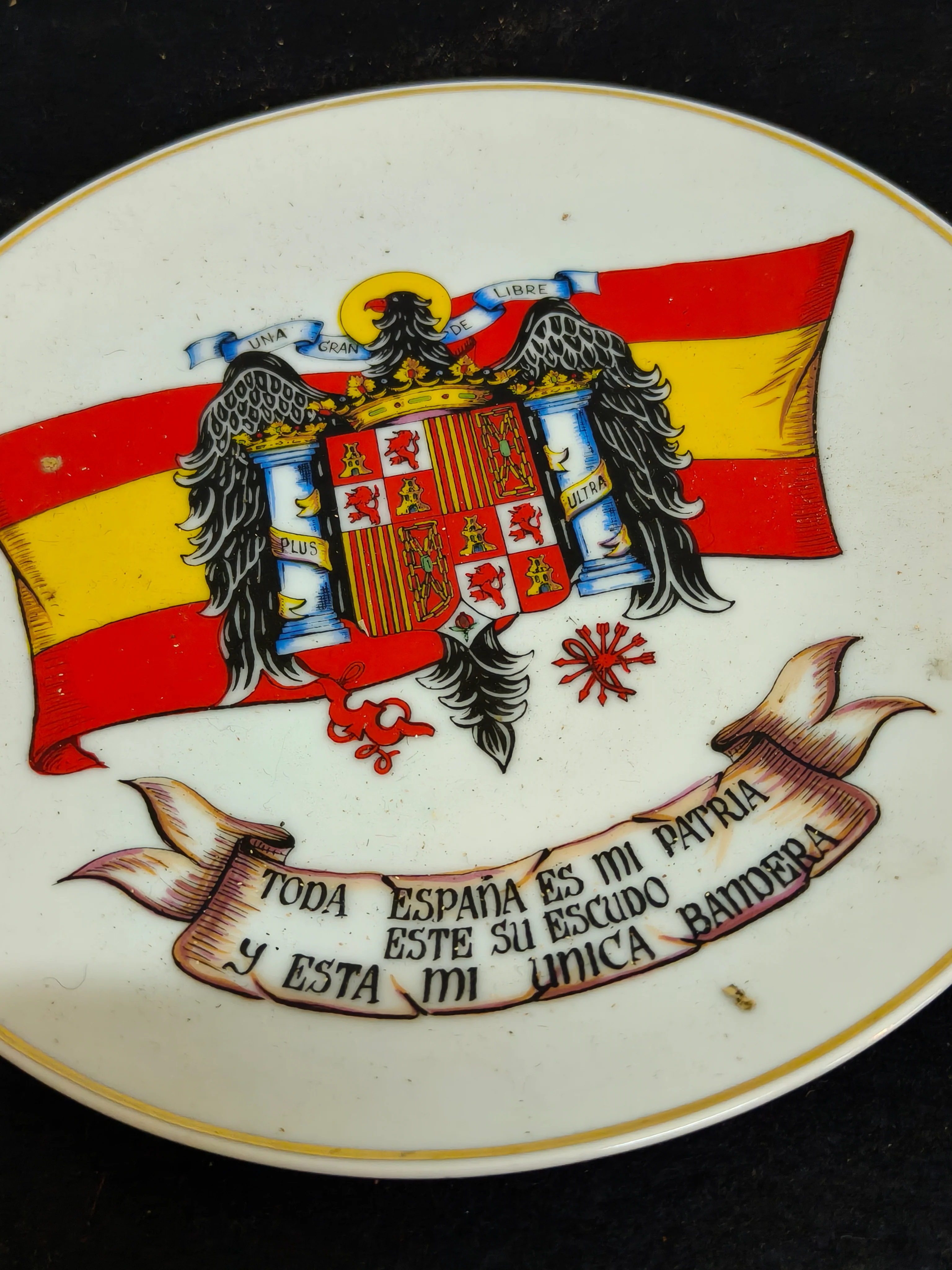 Plato escudo de Espa?a ��poca Franco